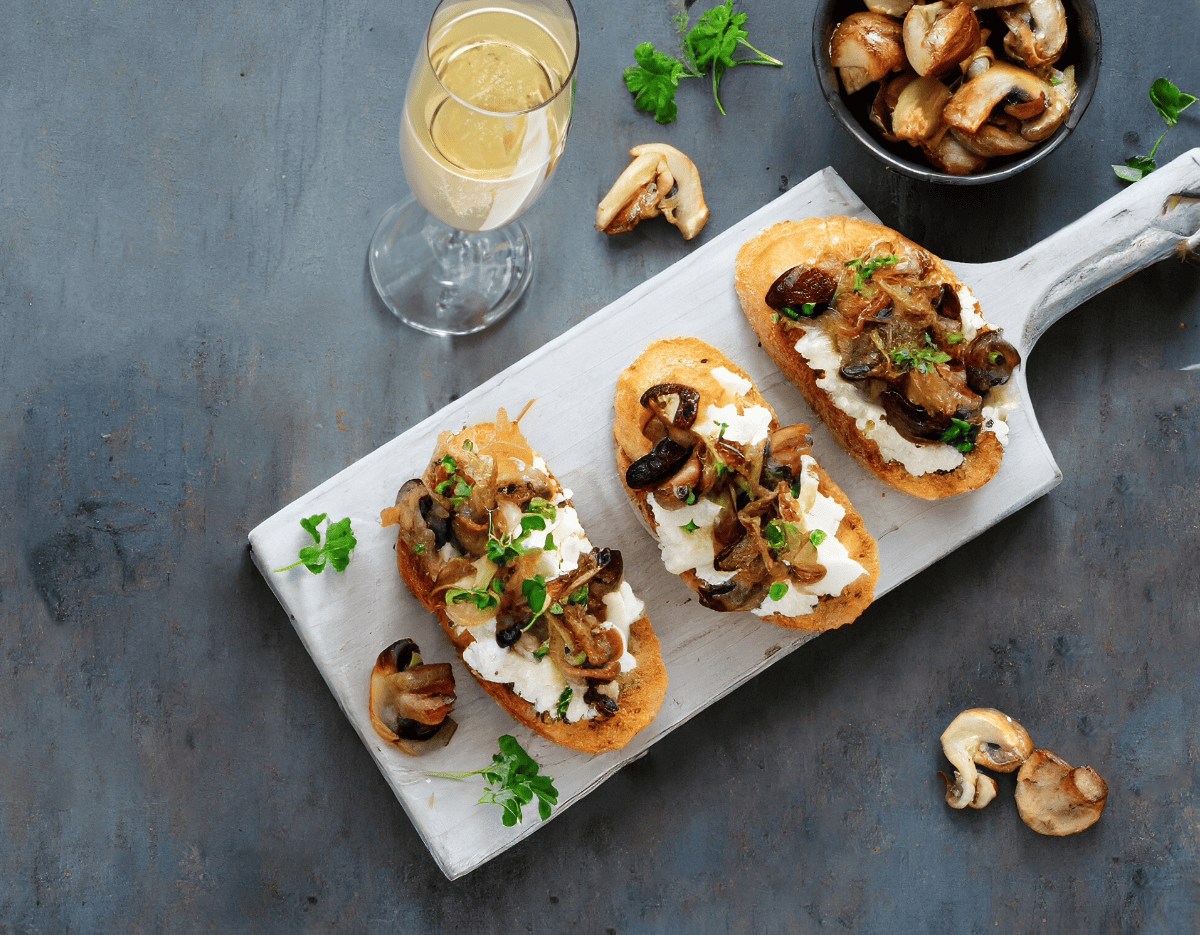 Crostini with mushrooms and onions paired with sparkling white wine